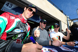 #43 RGR Sport by Morand Ligier JSP2 - Nissan: Ricardo Gonzalez, Filipe Albuquerque, Bruno Senna sign autographs for the fans