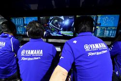 Miembros del equipo Yamaha ve a  Jorge Lorenzo