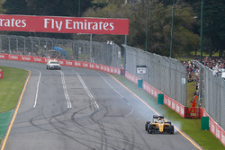Kevin Magnussen, Renault Sport F1 Team RS16 with a puncture at the start of the race