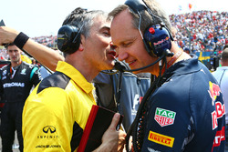 Nick Chester, directeur technique châssis Renault Sport F1 Team avec Paul Monaghan, ingénieur en chef Red Bull Racing sur la grille