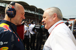 Adrian Newey, Red Bull Racing, Chefdeisgner; Alan Jones, FIA-Rennkommissar