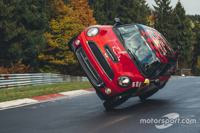 Yue Han conduce en Nordschleife en dos ruedas