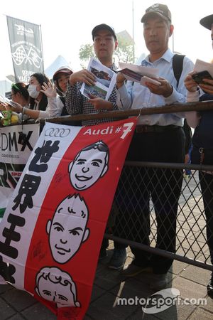 Fans van de #7 Audi Sport Team Joest Audi R18: Marcel Fässler, Andre Lotterer, Benoit Tréluyer