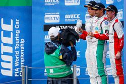 Podium des indépendants : le vainqueur Mehdi Bennani, Sébastien Loeb Racing, Citroën C-Elysée WTCC; le deuxième Tom Chilton, Sébastien Loeb Racing, Citroën C-Elysée WTCC; le troisième Grégoire Demoustier, Sébastien Loeb Racing, Citroën C-Elysée WTCC