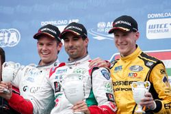 Podium: tweede Tom Chilton, Sébastien Loeb Racing, Citroën C-Elysée WTCC; Winnaar Mehdi Bennani, Séb