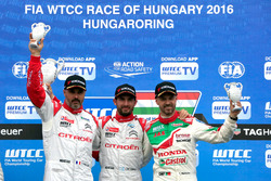 Podium: le deuxième Yvan Muller, Citroën World Touring Car Team, Citroën C-Elysée WTCC; le vainqueur José María López, Citroën World Touring Car Team, Citroën C-Elysée WTCC; le troisième Tiago Monteiro, Honda Racing Team JAS, Honda Civic WTCC