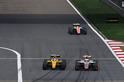 Jolyon Palmer, Renault Sport F1 Team RS16 and Esteban Gutierrez, Haas F1 Team VF-16 battle for position