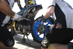 Mecánicos trabajan en la moto de Jack Miller, Estrella Galicia 0,0 Marc VDS
