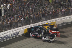 Kurt Busch, Stewart-Haas Racing Chevrolet starts to crash