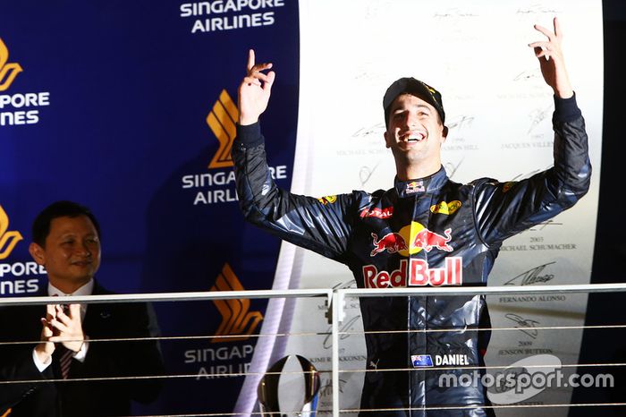 Daniel Ricciardo, Red Bull Racing celebra su segundo puesto en el podio