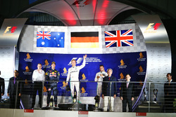 Podium (Kiri ke Kanan): Daniel Ricciardo, Red Bull Racing, kedua; Nico Rosberg, Mercedes AMG F1, Pem