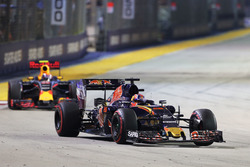 Daniil Kvyat, Scuderia Toro Rosso STR11 leads Max Verstappen, Red Bull Racing RB12
