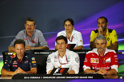 Слева направо: Гюнтер Штайнер, руководитель Haas F1; Мониша Кальтенборн, руководитель Sauber; управл