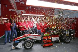2016 Champion Lance Stroll, Prema Powerteam Dallara F312 – Mercedes-Benz celebrate with team