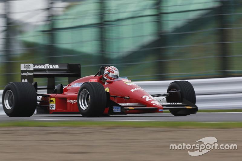 Una Ferrari classica compie un giro di dimostrazione