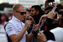 Valtteri Bottas, Williams signs autographs for the fans
