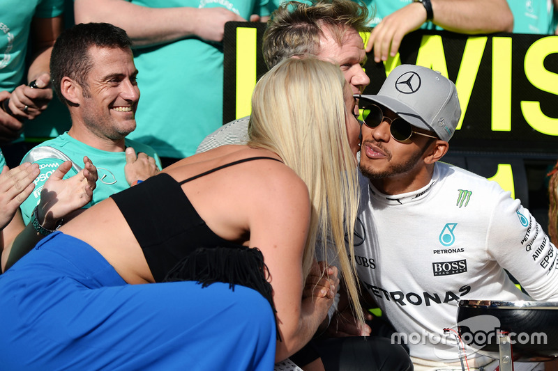 (L to R): Race winner Lewis Hamilton, Mercedes AMG F1 celebrates with Lindsey Vonn, Former Alpine Sk