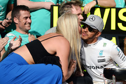 (L to R): Il vincitore Lewis Hamilton, Mercedes AMG F1 festeggia con Lindsey Vonn, sciatrice e la sq