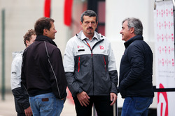 Гюнтер Штайнер, руководитель Haas F1 (в центре) и Карлос Сайнс (справа)