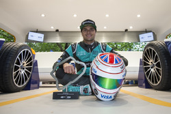 Nelsinho Piquet e o troféu da melhor volta da corrida 1 em Londres