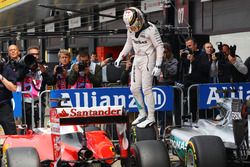 Lewis Hamilton, Mercedes AMG F1 W07 Hybrid fête sa pole position dans le parc fermé