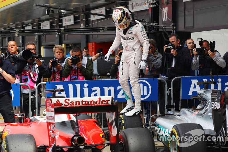 Lewis Hamilton, Mercedes AMG F1 W07 Hybrid fête sa pole position dans le parc fermé