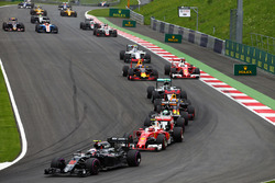Jenson Button, McLaren MP4-31 at the start of the race