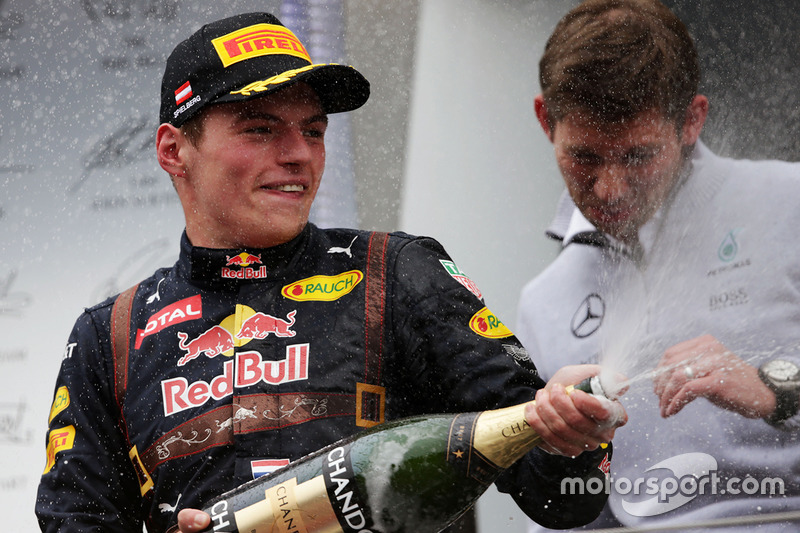 Max Verstappen, Red Bull Racing celebra su segundo puesto en el podio