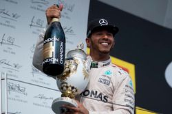 Lewis Hamilton, Mercedes en el podio