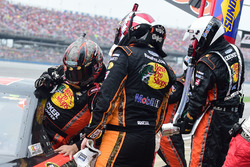 Tony Stewart, Stewart-Haas Racing, laissant sa voiture à Ty Dillon