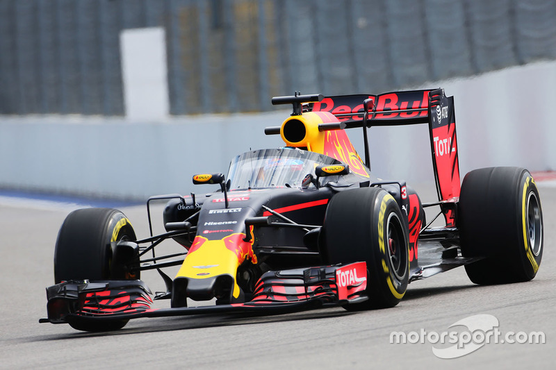 Daniel Ricciardo, Red Bull Racing RB12 with the Aero Screen