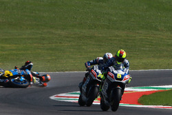 Hector Barbera devance Loris Baz, Avintia Racing, tandis que Tito Rabat, Marc VDS Racing, chute