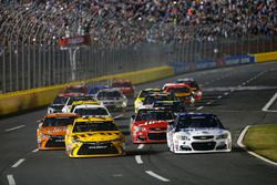 Start zu Segment 1: Kevin Harvick, Stewart-Haas Racing Chevrolet, und Kyle Busch, Joe Gibbs Racing T