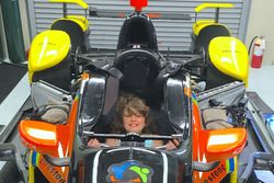 Jane Wilson, la fille de Justin Wilson, assise dans la voiture de son oncle Stefan Wilson, KV Racing Technology Chevrolet's IndyCar