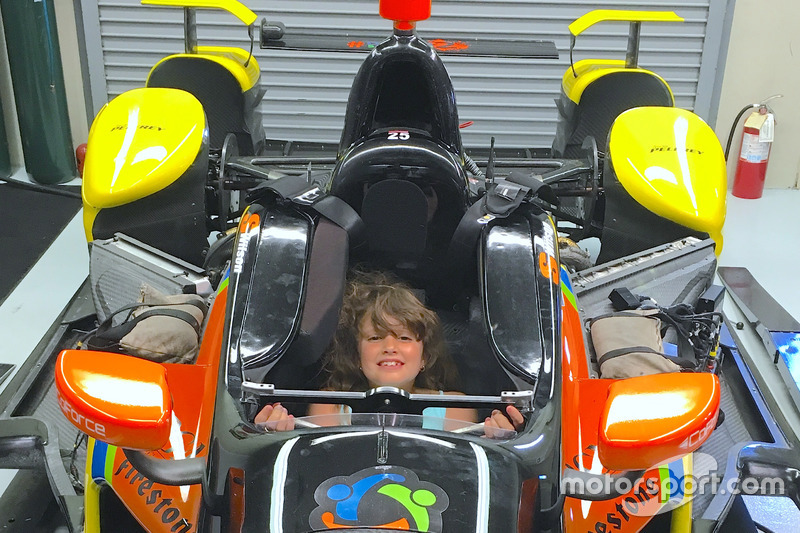Jane Wilson, hija de Justin Wilson, sentada en el KV Racing Technology Chevrolet de IndyCar de su tío Stefan Wilson
