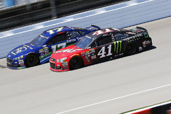 Ricky Stenhouse Jr., Roush Fenway Racing Ford, Kurt Busch, Stewart-Haas Racing Chevrolet