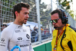 Jolyon Palmer, Renault Sport F1 Team met Julien Simon-Chautemps, Renault Sport F1 Team Race Engineer