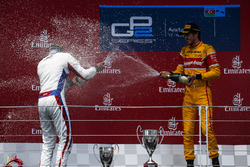 Le vainqueur Antonio Giovinazzi, PREMA Racing & le deuxième Sergey Sirotkin, ART Grand Prix