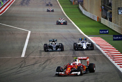 Kimi Raikkonen, Ferrari SF16-H, Lewis Hamilton, Mercedes AMG F1 Team W07 en Valtteri Bottas, William