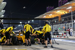 Kevin Magnussen, Renault Sport F1 Team RS16 practices a pit stop