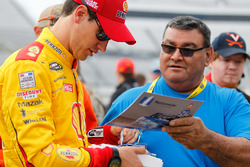 Joey Logano, Team Penske Ford gibt Autogramme