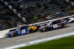 Daniel Suarez, Joe Gibbs Racing Toyota y Dale Earnhardt Jr., JR Motorsports Chevrolet
