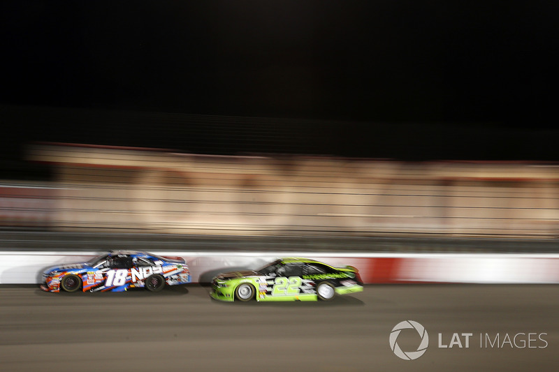 Kyle Busch, Joe Gibbs Racing Toyota, Brad Keselowski, Team Penske Ford