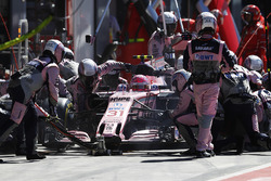 Arrêt au stand d'Esteban Ocon, Force India F1 VJM10