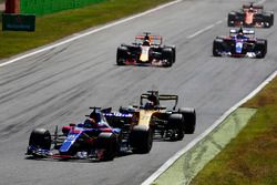 Daniil Kvyat, Scuderia Toro Rosso STR12, Nico Hulkenberg, Renault Sport F1 Team RS17