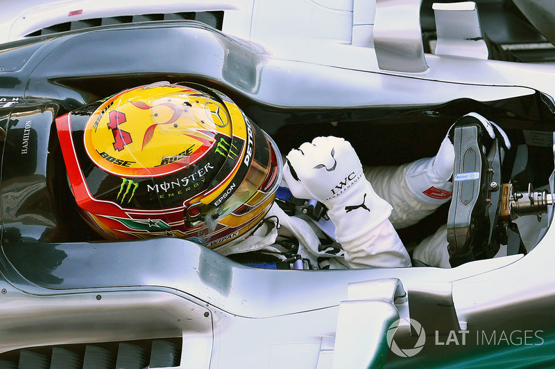 Il vincitore della gara Lewis Hamilton, Mercedes AMG F1 festeggia nel parco chiuso