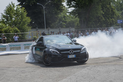 Vallteri Bottas sulla Mercedes C63 AMG