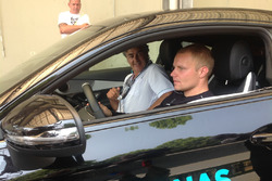 Valtteri Bottas sale sulla Mercedes C63 AMG per esibirisi sul circuito realizzato nell'aera dello st