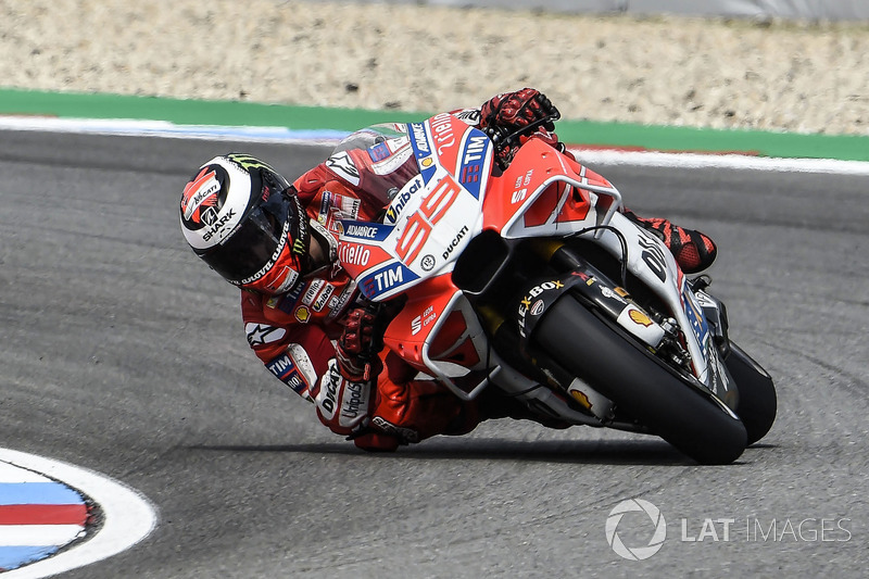 Jorge Lorenzo memakai fairing anyar saat FP2
