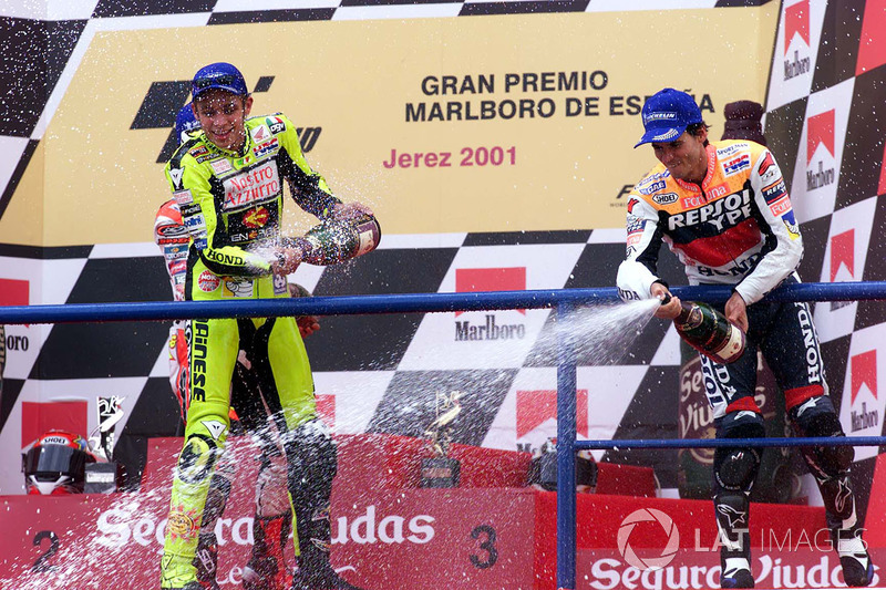 Valentino Rossi dan Alex Criville berbagi podium di Jerez.